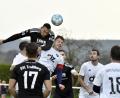 Bild: Hubert Ziegler
Johann Henschke vom SVL Traßlberg (hier nach einer Ecke beim Kopfball gegen den Michaelpoppenrichter Kapitän Julian Reindl) war nicht nur doppelter Torschütze, sondern besorgte auch den 4:3-Siegtreffer für die Hausherren in der 89. Minute. Von rechts beobachten Moritz Steindl (SVL), Philipp Humml und Mario Rudert (beide Michaelpoppenricht) sowie Kapitän Tobias Rösch und Sebastian Scharl (beide SVL) die Szene.