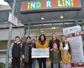 Bild: dob
Kinderkrankenschwester Marina Luttels (Mitte), die auch den Bunten Kreis Nordoberpfalz leitet, freut sich riesig, dass die Mütter der Krabbelgruppe "Quietschenten" aus Vohenstrauß an ihre Organisation gedacht haben und 300 Euro aus dem Erlös des Herbstbasars spendeten. Bianca Seidl, Kerstin Lang und Tanja Meier (von links) kamen mit ihren Kindern zur Spendenübergabe.