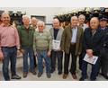 Bild: tra
Bürgermeister Hans Ram (links) und Vorsitzender Gerald Smit-Wiesen (rechts) ehren für 50, 60 und 70 Jahre Mitgliedschaft in der Feuerwehr Ensdorf (ab Zweiter von links): Josef Plößl, Karl Roppert, Johann Richthammer, Robert Lang, Josef Müller, Richard Reiser und Anton Hofmann.