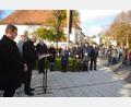 Bild: bk
Bürgermeister Ludwig Biller und Gemeinderäte ehren vor der Kranzniederlegung am Mahnmal die Opfer von Krieg , Gewalt und Terror.