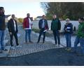 Bild: jr
Mit wenig Aufwand lasse sich bei der Grünpflege im Friedhof viel erreichen, fand Kreisfachberater Harald Schlöger (Mitte) beim Termin mit dem Bauausschuss. Mit dabei waren Bürgermeister Stephan Schübel (Dritter von links) und Bauamtsleiter Thomas Grillmeier (Zweiter von links).