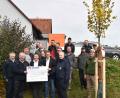 Bild: no
In allen Gemeinden des Landkreises sollen Winterlinden gepflanzt werden, los ging es in Illschwang. Mit dabei die Jugendfeuerwehrwarte, Führungskräfte der Landkreisfeuerwehr, Vertreter der Gemeinde sowie Vorstandsmitglieder der VR-Bank Amberg-Sulzbach und Landschaftsgärtner Jürgen Huber.