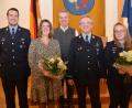 Bild: dob
Peter Grosser (Zweiter von rechts) ist neuer Ehrenvorsitzenden der Feuerwehr und bekommt das Vereinsehrenabzeichen in Gold. Verena Kunz (rechts) freut sich über das Ehrenabzeichen in Silber. Grossers Ehefrau Michaela (Zweite von links) unterstützt ihren Ehemann in all den Jahren. Stellvertretender Vorsitzender Sören Meckl (links) und Bürgermeister Andreas Wutzlhofer (Mitte) würdigen die beiden Feuerwehrleute.