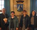 Bild: dob
Die Vertreter der katholischen Pfarrgemeinde Roggenstein, Birgit Gösl, Inge Wolfrath und Monika Krug (von rechts), überreichen Bürgermeister Andreas Wutzlhofer im Rathaus 300 Euro für das Sozialamt.