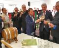 Bild: wd
Ein guter Jahrgang 2022. Auf den neuen See-Weidener Wein stoßen nach der Weintaufe (von links) an: der Weidener Ehrenbürger Willi Schwartz, Stadtpfarrer Gabriel Kozuch, die See-Weidener-Ehrenbürger Alt-OB Kurt Seggewiß und Bürgermeister Lothar Höher, OB Jens Meyer, der neue Bürgermeister Heinrich Hareter, Vizebürgermeister Christian Wandler sowie Dechant Franz Unger.