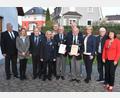 Bild: hcz
Die Geehrten P.eter Ertl und Manfred Hofmann (mit Urkunden, von links) mit den BSB-Funktionären und den Ehrengästen wie Ehrenkreisvorsitzendem Hans Kohl (Zweiter von rechts).