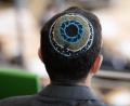 Symbolbild: Sebastian Kahnert/dpa
Die Kippa ist eine flache, kreisförmige Kopfbedeckung aus Stoff oder Leder. Sie wird vor allem von Männern getragen und gilt als Erkennungszeichen des Judentums.