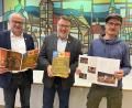 Bild: mma
Bürgermeister Bernhard Lindner dankte herzlich Daniel Weidner für die Zusammenstellung des Textbuchs von 900samma. Regisseur Jürgen Huber freute sich mit.