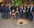 Bild: jr
Groß war das Interesse an der Lokalschau des Kleintierzuchtvereins Mitterteich in der Halle der Firma „Green Energy“ . Mit dabei auch Schirmherr Bürgermeister Stefan Grillmeier (Zweiter von rechts) sowie Jugendliche, die gerne ihre „Lieblinge“ präsentierten.
