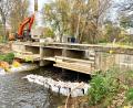 Bild: Gabi Schönberger
Die Sanierung der befahrbaren Brücke über das Wehr im Stadtbad wird voraussichtlich bis August 2023 dauern.