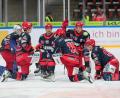 Bild: Mario Wiedel/exb
Sowohl die Spieler der Selber Wölfe als auch der Ravensburg Towerstars knieten 18 Minuten auf dem Eis, ehe die Schlusssirene ertönte. Nach der schweren Verletzung des Selbers Max Gimmel war an Weiterspielen nicht mehr zu denken.