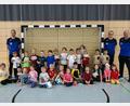 Bild: Kinderhaus &quot;Tausendfüßler&quot;/exb
Die Vorschulkinder des Hauses "Tausendfüßler" beim Aktionstag der Sportfreunde zusammen mit den Trainern (von links) Uwe Fischbach, Andy Heinrich und Detlef Wolf.