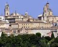 Archivbild: Wilck
Mit dieser Kulisse begrüßt Macerata seine Besucher am Ortseingang. Zurzeit ist die Schönheit des Stadtpanoramas aber durch Erdbeben getrübt.