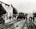 Bild: Archiv Franz Sommer
So sah der Bahnhof Tirschenreuth im Jahr 1898 aus. Die stattliche Anzahl von Mitarbeitern zeugt von der einstigen Bedeutung.
