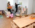 Bild: Gabi Schönberger
Sabine Bodensteiner (links) und Anne-Katrin Pröll legen letzte Hand an. Die Räume der neuen Großtagespflege in der Parksteiner Straße 11 sind gemütlich eingerichtet, die ersten Kinder kommen ab 14. November.