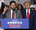 Symbolbild: Tom E. Puskar
Der ehemalige US-Präsident Donald Trump (rechts) steht neben JD Vance bei einer Wahlkampfveranstaltung in Youngstown im US-Bundesstaat Ohio. Bestsellerautor Vance holte bei der jüngsten Wahl eines der beiden Senatsmandate.
