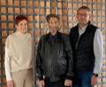Bild: Ingrid Meier/exb
Seit 50 Jahren arbeitet Erwin Gruber beim Bauunternehmen Steininger. Michaela und Siegfried Dettmann dankten ihm für seine Treue.