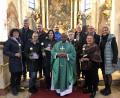 Bild: jow
Die Pfarrei Lintach gratuliert ihren Ehejubilaren (von links): Frieda und Manfred Erras (40 Jahre), Anja und Thomas Scharl (25 Jahre), Tanja und Robert Saller (25 Jahre), Pfarrer Moses Gudapati, Brigitte und Werner Donhauser (40 Jahre), Brigitta und Rudolf Kinzler (50 Jahre) sowie Pfarrgemeinderatssprecherin Waltraud Glöckner.