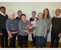 Bild: bk
Gelungener Start des "Generationencafé" dank des neuen Leitungsteams mit (von links) Christine Gradl, Elisabeth Büttner, Brigitta Ahl, Evi Häusler, Silke Wurzer. Verabschiedet wurde die Anneliese Blind (mit Blumen). Mit dabei die Geistlichen Varghese Puthenchira und Prince Kalarimuryil.