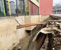 Bild: Gabi Schönberger
Ein tiefes Loch macht den Weg zum Haupteingang der Grundschule Neustadt derzeit unmöglich. Der Stadtrat beschloss, den Zugang nach der Sanierung der Außenmauer schnellstmöglich wieder herzustellen.