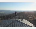 Bild: Hermann Markgraf/exb
Auf dem Dach des Böhmerwaldturms wird die neue Fahne montiert.