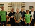 Bild: gi
Der Schützenverein „in Treue fest“ Gebhardsreuth-Grub-Isgier hielt wieder ein Kirchweihschießen ab. Sportleiter Fabian Putzer (links) gratuliert den Gewinnern.