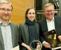 Bild: Michael Cerny/exb
Sie sind stolz über die Auszeichnung (von links): Walter Fischer, Kristallglasfabrik Amberg, die Leiterin des Stadtmuseums Amberg Julia Riß und Oberbürgermeister Michael Cerny.
