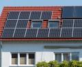 Symbolbild: Uwe Anspach/dpa-tmn
Bei der Installation von Dachsolaranlagen wird der Mindestabstand der Panele zu benachbarten Wänden von 1,25 auf 0,5 Meter verringert.