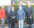 Bild: pi
Elfriede Süß (Dritte von links) übergibt Spenden an (von rechts) Schwester Bonita, Rita Bock, Ringo Haase (VdK), Herbert Putzer (Kinderkrebshilfe) und Edeltraud Pilfusek (Helfer vor Ort).