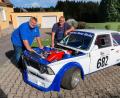 Bild: bsc
Das Motorsportfieber erfasste AC-Mitglied Robert Bauer (rechts), als er 18 Jahre wurde und den Führerschein in der Tasche hatte. Das leistungsstarke und auffällige Innenleben seines BMW 323i präsentiert er gerne auch AC-Vorsitzendem Stefan Schmalzreich (links).