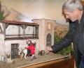 Bild: ads
Viel Liebe zum Detail und ebenso viel Kreativität lässt das langjährige Mitglied der Amberger Krippenfreunde, Josef Weigl, bei der Gestaltung der Jahreskrippe in der Dreifaltigkeitskirche walten. Sein ganzer Stolz ist derzeit die erstmalige Darstellung der Martinsszene mit neu angeschafften Figuren.