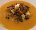 Bild: Michael Schiffer
Die Kürbissuppe wird vor dem Servieren mit Crème fraîche, Zwiebeln, Gouda, Kürbiskernen und Kürbiskernöl garniert.
