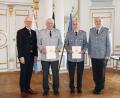 Bild: Regierung der Oberpfalz/Kammermeier/exb
Bei der Übergabe der Urkunden im Spiegelsaal der Regierung der Oberpfalz waren Regierungspräsident Walter Jonas, Oberst Alfred Rauscher, Oberstleutnant Thomas Lanz und Oberst Bernhard Brock (von links) dabei.