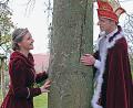 Bild: Bernhard Eckstein/exb
Die Namen des Prinzenpaares wurden streng geheim gehalten. Das Foto zeigt den ersten Auftritt des neuen Prinzenpaares Veronika Kraus (Veronika I.) und Bernhard Gradl (Bernhard I.) – wie es sich aus dem Versteck hinter dem Baum erstmals der Öffentlichkeit gezeigt hat.