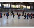 Bild: jr
Die beiden Übungsleiter Stephan Trolda (Mitte) und Armin Köhler versuchen in der Eissporthalle Mitterteich, den Kindern mit viel Einfühlungsvermögen das Eislaufen beizubringen.
