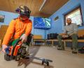 Bild: Forstbetrieb Fichtelberg/Martin Hertel/exb
Unterstützt durch Sicherheitsingenieur Sebastian Großmann von den Bayerischen Staatsforsten (rechts) trainiert Adrian Thoma den Umgang mit der Motorsäge in einem virtuellen Wald. Die VR-Brille auf dem Kopf zeigt dem Azubi beim Forstbetrieb Fichtelberg sein simuliertes Arbeitsumfeld.
