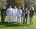 Bild: Doris Kölbl/exb
Die Kooperation zwischen Klinik und Hospizinitiative begründeten (von links) Sonja Dirscherl, Dr. Christian Glöckner, Ronny Lachmann, Andrea Schinner, Veronika Rudolf, Katja Koller und Manuela Singer-Bartos.