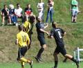 Bild: Büttner, Gerhard
13 Mal in 16 Spielen ging der SV Altenstadt/WN bislang als Sieger vom Platz - so auch beim 3:1 im Derby bei der DJK Neustadt. Der verdiente Lohn ist die Tabellenführung in der Kreisklasse Ost. In dieser Szene steigt Florian Prantzke (Zweiter von rechts) zum Kopfballduell hoch, Tobias Schuller (rechts) verfolgt die Szene.