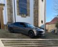 Bild: Polizei Vilseck
Keinen Meter nach vorn oder hinten: Dieser Dodge auf falschen Wegen musste von einer Kirchentreppe in Vilseck von einem Abschleppunternehmen geborgen werden.