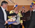 Bild: rgr
Der Faschingsverein Hütten-Grafenwöhr stürmt das Rathaus. Bürgermeister Edgar Knobloch versüßt die leere Stadtkasse mit Krapfen.