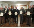 Bild: jzk
In Anerkennung ihrer langjährigen Verbandszugehörigkeit überreichte zweiter Vorstand Rainer Bayer (rechts) Richard Matt, Ely Eibisch, Josef Bertelshofer, Hubert Mühlhofer, Günther Schöffel, Josef Weyh und Dr. Wolfgang Schinner die Treuenadel des Bayerischen Jagdverbandes.