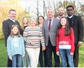 Bild: frd
Am Donnerstag wurde Goldene Hochzeit gefeiert. Neben der Familie von Tochter Sylvia (hinten Mitte) gehörten auch Bürgermeister Martin Prey (links) und Pater Savarimuthu (rechts) zu den Gratulanten des Ehepaars Bayerl.