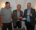 Bild: gsp
Dank für 25 Jahre Tätigkeit im Vorstand des LPV (von links): LPV-Geschäftsführer Richard Lehmeier, der ausscheidende LPV-Beisitzer Karl Spindler und Landrat Richard Reisinger.