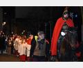 Bild: Stephan Huber
Die Amberger Pfarrei St. Martin feierte ihr Patrozinium und das Martinsfest mit einem Laternenzug durch Teile der Alstadt. Angeführt wurde er von einem reitenden Sankt Martin.