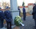 Bild: sm
Bürgermeister Gerhard Kellner (rechts) legte am Kriegerdenkmal einen Kranz nieder.