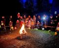 Bild: R. Kreuzer
Nach dem Umzug hielten die Kinder mit den Erwachsenen an der Schänke, dort brannte ein kleines Lagerfeuer.