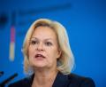 Bild: Michael Kappeler
Bundesinnenministerin Nancy Faeser (SPD) fordert ein Limit von 10.000 Euro bei Bargeldzahlungen.