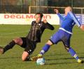 Bild: Dieter Jäschke
Der Schirmitzer Marco Lingl (rechts) trickst Philipp Heindl (TSV Erbendorf) aus. Die Schirmitzer beendeten ihre Negativserie mit einem 1:0-Heimsieg.