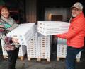 Bild: lst/exb
Der frühe Vogel fängt den Wurm: Am Freitagmorgen machten sich die Mitglieder des Lions Club Neustadt/WN-Lobkowitz auf dem Weg und lieferten die 9.600 bestellten Krapfen aus.