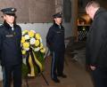 Bild: gf
Am Vorabend des Volkstrauertags legte Oberbürgermeister Michael Cerny (rechts) in Amberg am Kriegerdenkmal vor dem Rathaus einen Kranz nieder.